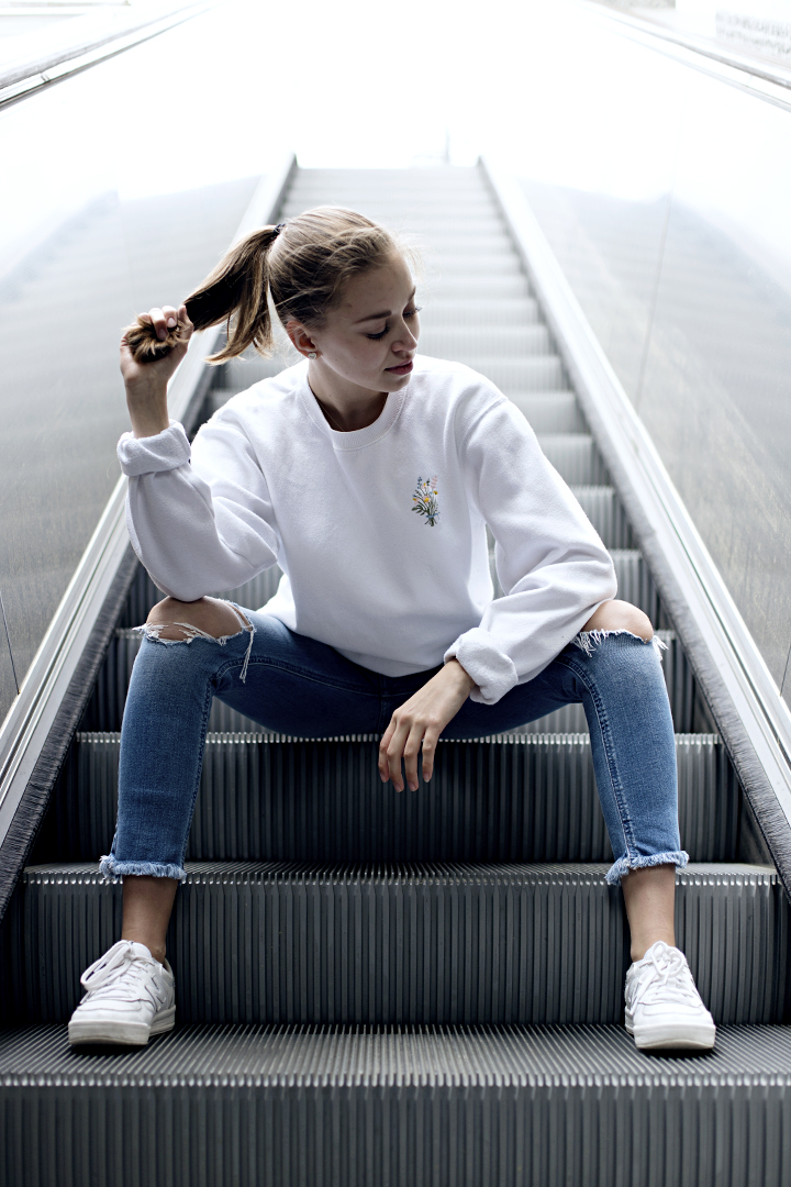 Alexandra Pfeifer auf Rolltreppe
